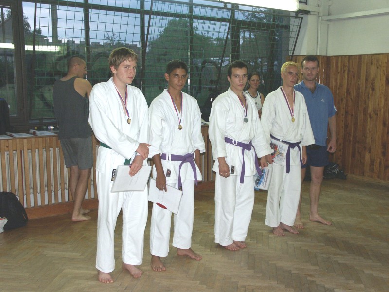mb030623054.jpg