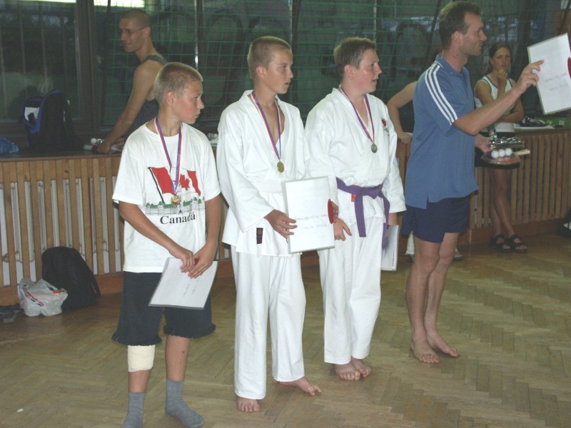 mb030623056.jpg