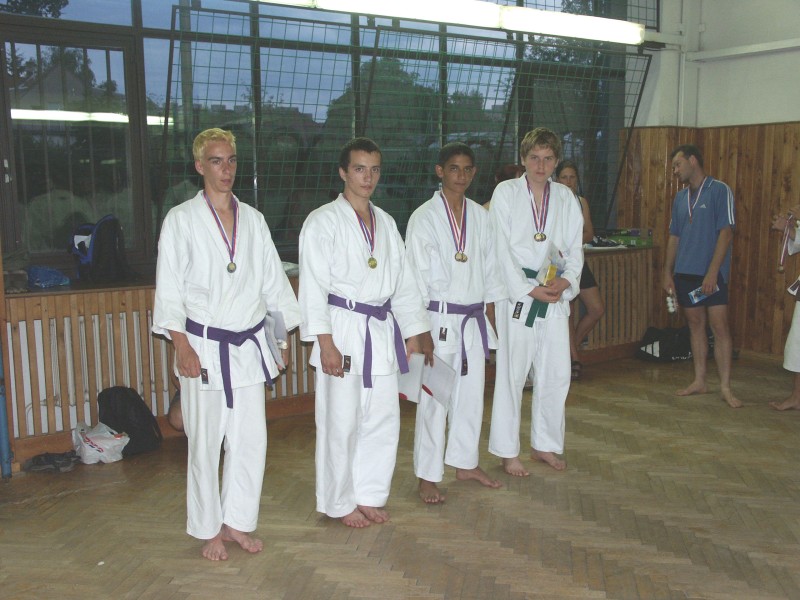 mb030623057.jpg